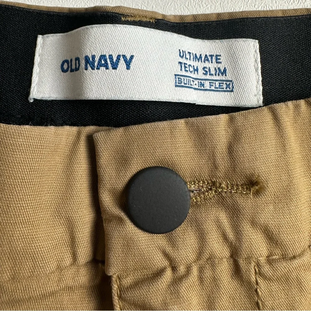 Old Navy Men's size 30 ultimate tech, slim fit shorts, built-in flex, dark khaki